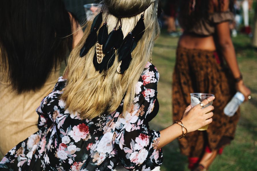 group-of-friends-drinking-beers-enjoying-music-PFNTMHR